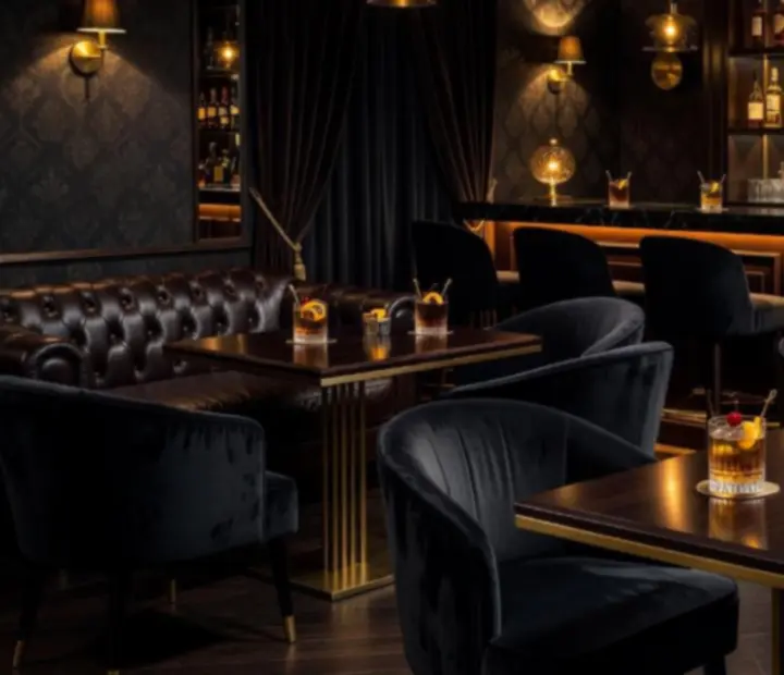 Nastrojowe speakeasy wnętrze z przyciemnionym światłem, restauracyjnymi stolikami i stołem pokerowym